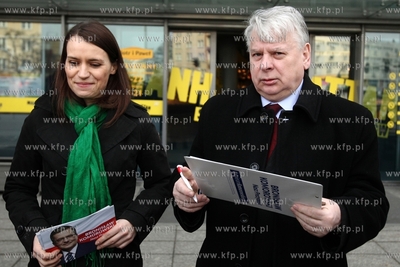 Gdańsk. CH Manhattan. Akcja zbierania podpisow poparcia...