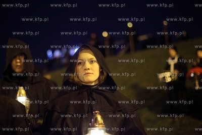 Gdańsk. Misterium Nocne. Uczestnicy misterium przy...