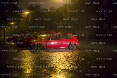 Obfite opady deszczu w Gdańsku. Nz. zalana ul. Twarda....