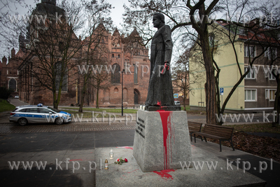 Oblany czerwoną farbą pomnik prałata Henryka Jankowskiego...
