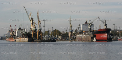 Stocznia remontowa Marynarki Wojennej w Gdyni.19.10.2005fot....