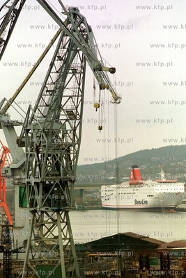 Stocznia GdyniaW tle terminal kontenerowy i prom Stena...