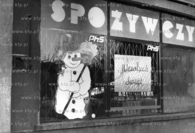 Przedswiateczna dekoracja witryny sklepowej. 1989 Fot....