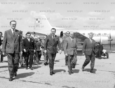 Delegacja na lotnisku w Gdansku - Wrzeszczu. (0003488z)...