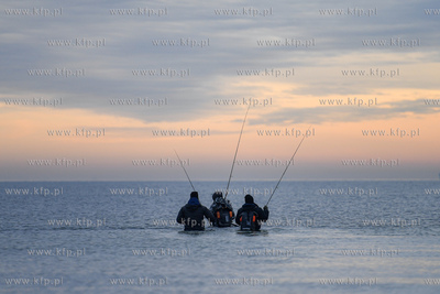 Gdynia Orłowo. Wędkarze na porannym połowie w wodach...