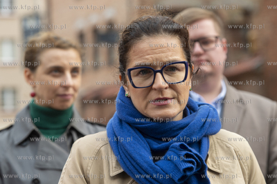 Plac przy pomniku Lecha Bądkowskiego. Konferencja...