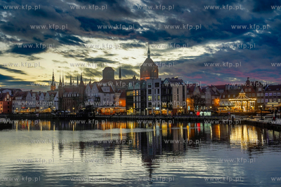 Panorama Gdańska o zachodzie słońca. Widok z kładki...