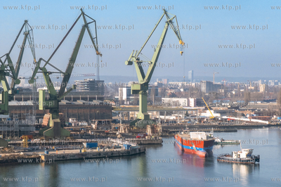 Stocznia Gdańska. Podczas operacji przesuwania patrolowca...