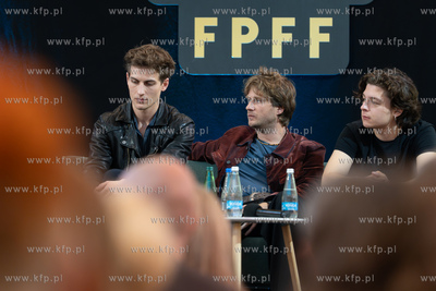 FPFF 2026. Spotkanie z twórcami filmu Mniej obcy....