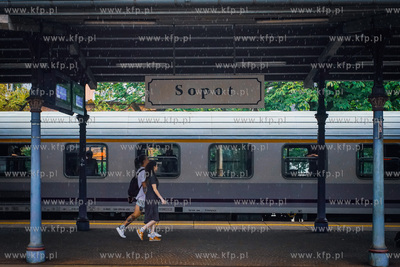Sopot, dworzec PKP. Wakacyjne podróże pociągiem....