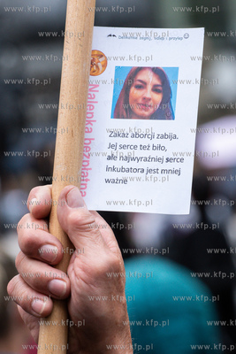 Gdańsk, okolice Dworu Artusa. Ani Jednej Więcej!...