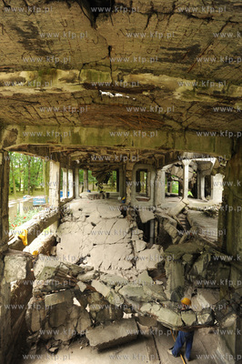 Westerplatte. Prace remontowe na terenie dawnych koszar...