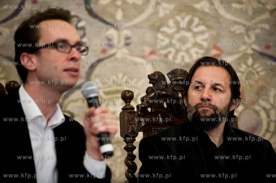 Gdansk. Ratusz Glownego Miasta. Debata pt Wojna ze...