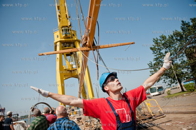 Gdansk. Stocznia Remontowa. Operacja stawiania pierwszego...