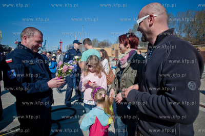 Gdynia. Oksywie. Port Marynarki Wojennej. Powrot niszczyciela...
