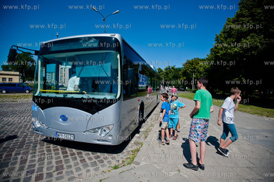 Gdansk. Targ Rakowy. Prezentacja chinskiego autobusu...