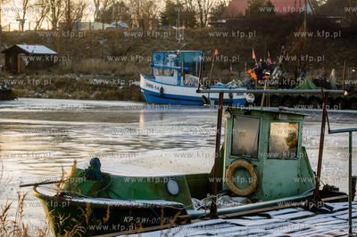 Skuty lodem port rybacki w Swibnie na wyspie Sobieszewskiej.
05.01.2016
fot....