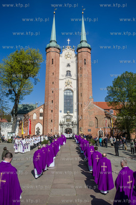 Gdansk. Katredra Oliwska. Wprowadzenie trumny z cialem...