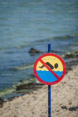 Gdańsk. Czerwona flaga na kąpielisku miejskim w Brzeźnie,...