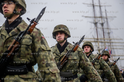Gdynia. Nabrzeże Pomorskie. Uroczysta przysięga wojskowa...
