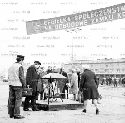 Skarbonka przed Dworcem Glownym PKP w Gdansku. Zbierano...