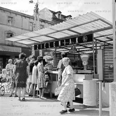 Zakupy na stoisku warzywno owocowym PSS nr 56. PROSIMY...