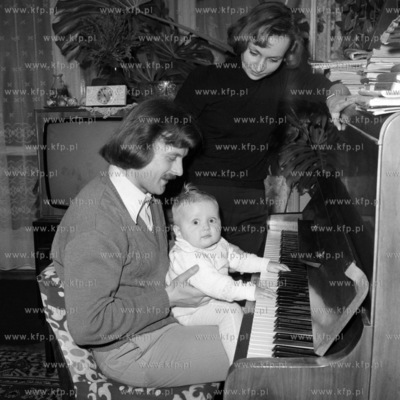 Przy pianinie Elzbieta Wiesztordt, dyrygent orkiestry...