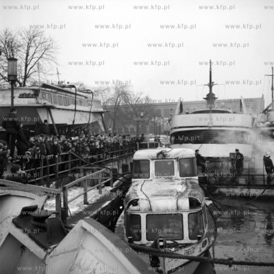 Pożar holowników Żuraw i Derkacz w porcie gdańskim....