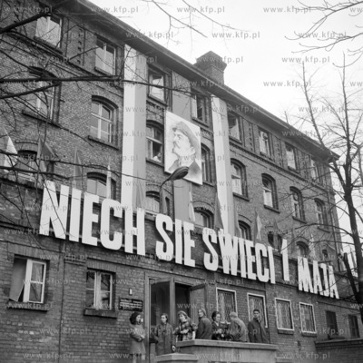 Dekoracja pierwszomajowa na elewacji Centralnego Ośrodka...