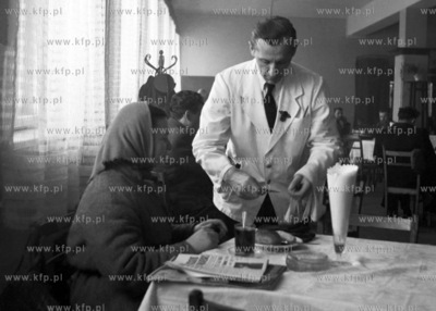 Kelner obslugujący kobięte przy stoliku w barze....