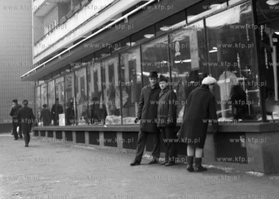 Przed witryną sklepu z odzieżą. (lata60)
1965
0002397z
Fot....
