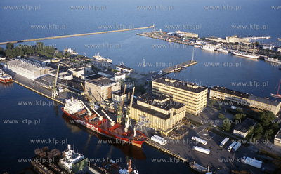 Port w Gdyni. Na pierwszym planie teren zakładu Dalmor...