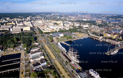 Gdynia z lotu ptaka. Z lewej strony Basen Zeglarski...