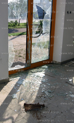 Potluczone zbrojone szyby w budynku przy ul. Lubelskiej...