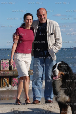 Marcin Tronski z zona Marta  na plazy w Sopocie (z...