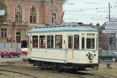 Zabytkowy tramwaj firmy Borgman z 1927 r. przejezdzajacy...