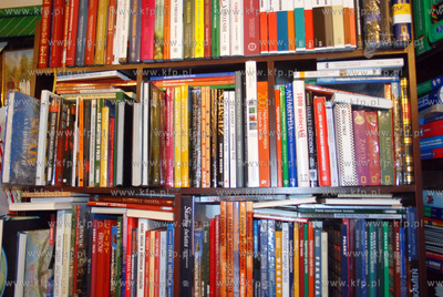 Polki z ksiazkamu w ksiegarni Exlibris w Gdyni przy...