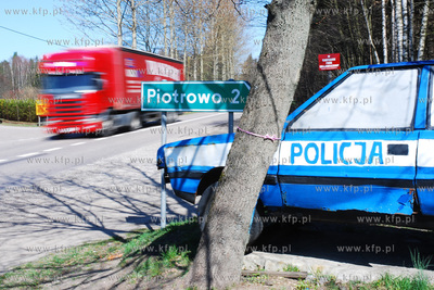 Szymbark k/Wiezycy. Nz. Atrapa policyjnego radiowozu...