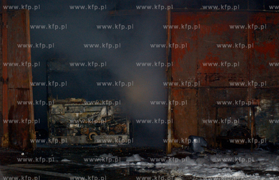 Dwa autobusy oraz hala warsztatowa nalezace do firmy...