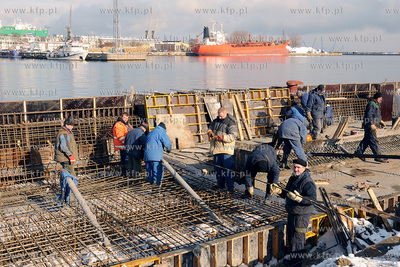 Gdynia. Remont nabrzeza przy Molo Poludniowym (dawny...
