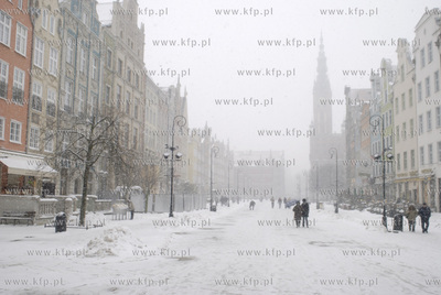 Zasniezona starowka Gdanska Nz. Dlugi Targ, w dali...