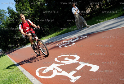 Rowerem po Gdansku. Sciezka rowerowa przy al. Grunwaldzkiej.
10.07.2009
fot....