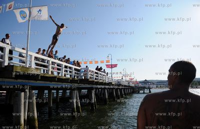 Sopot. Plaza. wakacje 2009. Nz skoki do wody z sopockiego...