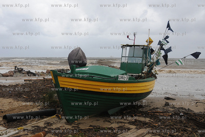 Gdynia. Sztorm na Zatoce Gdanskiej spowodowany przez...