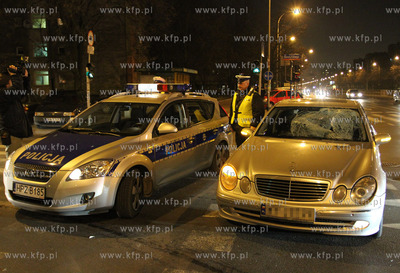 Warszawa. Pieszy po wtargnieciu na jednie zostal potracony...
