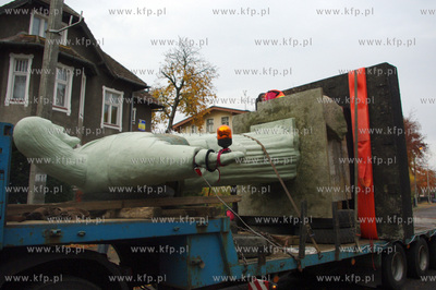 Z centrum Ustki wywieziono ponad 6 metrowy pomnik Chrystusa...