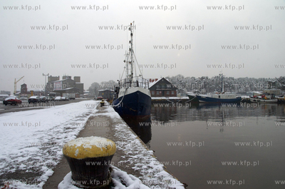 Port morski w Ustce pokryty pierwszym sniegiem.27.11.2010Fot....