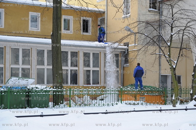 Sopot. Kolejne opady sniegu zasypaly Sopot. Nz. oczyszczanie...