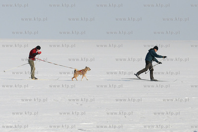 Wczesnym popoludniem w Rewie na skutej lodem Zatoce...