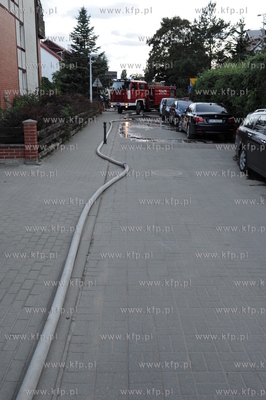 Sopot. Pozar wolno stojacego garazu w ciagu budynkow...